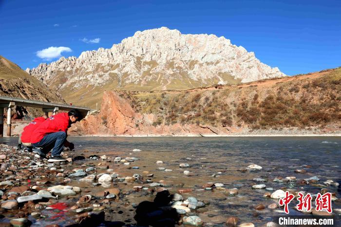 圖為中外記者在雜多縣境內(nèi)的瀾滄江干流采訪當?shù)厣鷳B(tài)保護情況?！?zhí)砀?攝