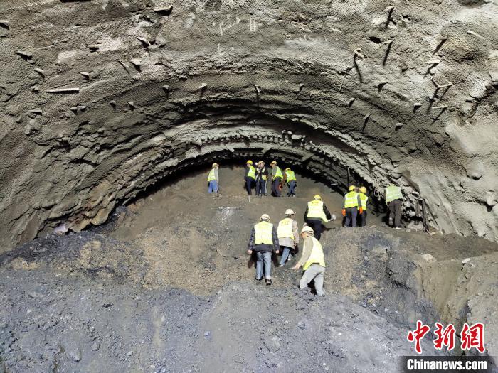 圖為久馬高速查針梁子隧道施工現(xiàn)場?！⊥貔i 攝