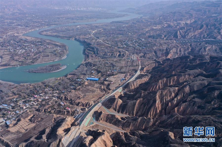 (經(jīng)濟)(1)青海馬康公路進入路面施工階段