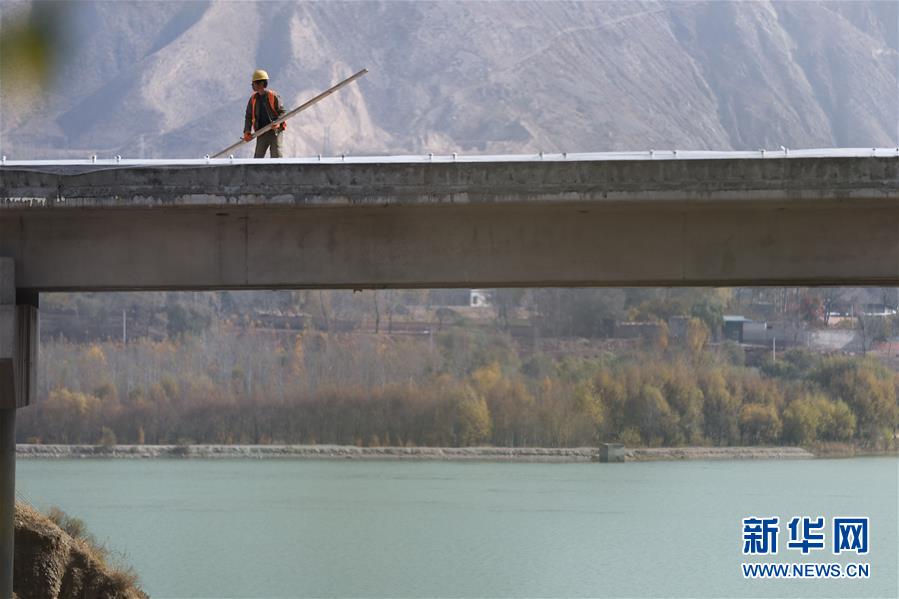 (經(jīng)濟)(2)青海馬康公路進入路面施工階段