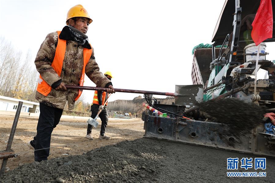 (經(jīng)濟)(3)青海馬康公路進入路面施工階段