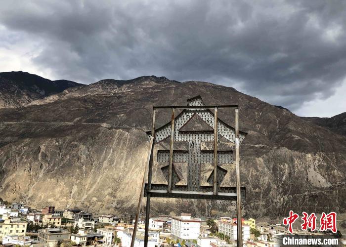 圖為處在山巒腳下的奔子欄?！】姵?攝