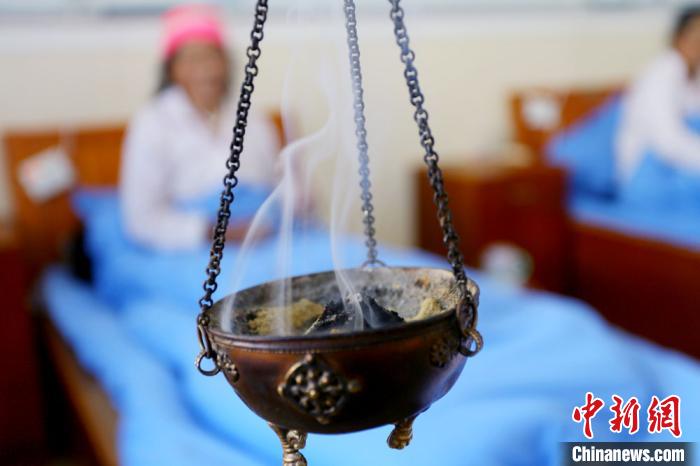 圖為藏醫(yī)熏藥療法?！「哒?攝