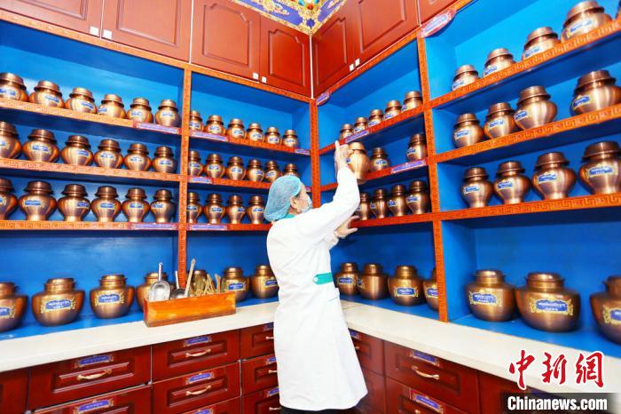 近年來，夏河縣藏醫(yī)醫(yī)院在基礎(chǔ)設(shè)施、醫(yī)療服務(wù)、業(yè)務(wù)拓展、人才梯隊(duì)、制度建設(shè)等都發(fā)生了巨大變化?！「哒?攝