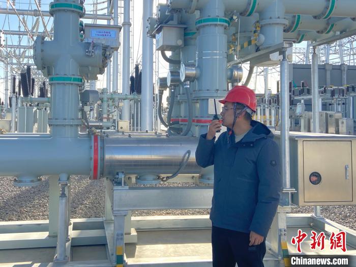 圖為國網(wǎng)青海檢修公司專業(yè)人員在沙柳變電站驗收設(shè)備?！√岂?攝