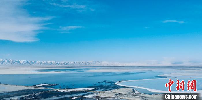 圖為冬季茶卡天空壹號景區(qū)。　李江寧 攝