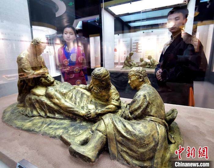 圖為模擬的藏醫(yī)眼科手術(shù)場景?！?zhí)砀?攝