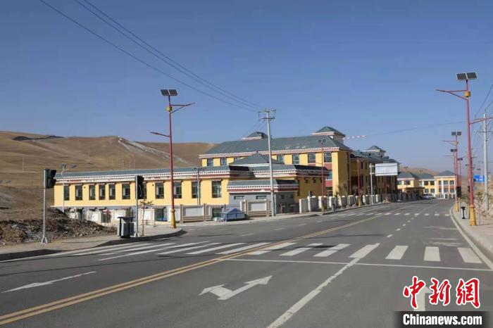 青海黃河岸畔“脫貧戰(zhàn)歌”：村民感受“穩(wěn)穩(wěn)的幸?！? oldsrc=