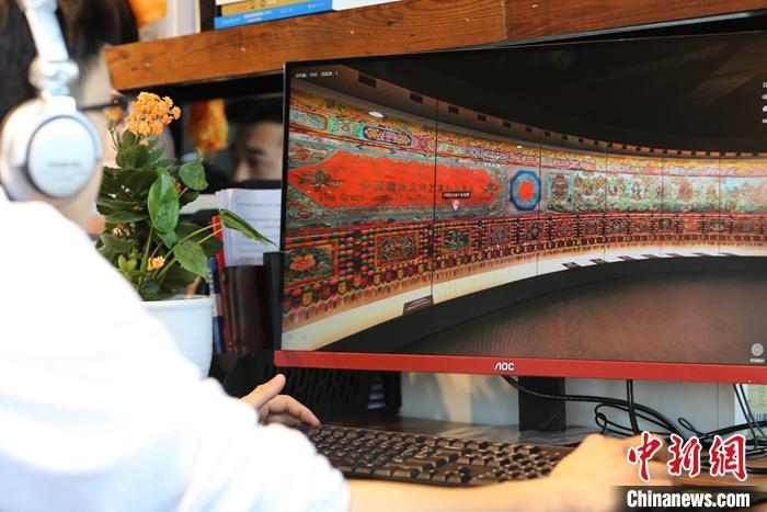 2月23日，青海西寧，市民利用VR瀏覽長達608米的《中國藏族文化藝術彩繪大觀》。農(nóng)歷辛丑牛年新年“巧遇”藏歷鐵牛新年，青海高原農(nóng)牧民特別是生活在城市的藏族民眾，正享受從“流口水”的糌粑到“鎮(zhèn)館之寶”VR體驗的味覺、視覺“大餐”之變。<a target='_blank' ><p  align=