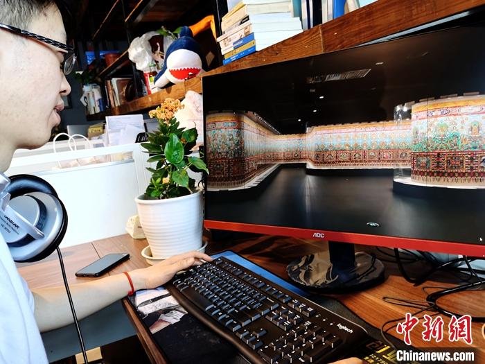 2月23日，青海西寧，市民利用VR瀏覽長達608米的《中國藏族文化藝術彩繪大觀》。農(nóng)歷辛丑牛年新年“巧遇”藏歷鐵牛新年，青海高原農(nóng)牧民特別是生活在城市的藏族民眾，正享受從“流口水”的糌粑到“鎮(zhèn)館之寶”VR體驗的味覺、視覺“大餐”之變。<a target='_blank' ><p  align=