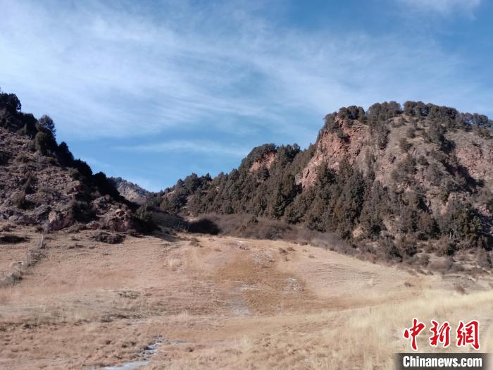 圖為坎布拉外圍地區(qū)的古火山口。孫揚益 供圖 孫揚益 供圖 攝