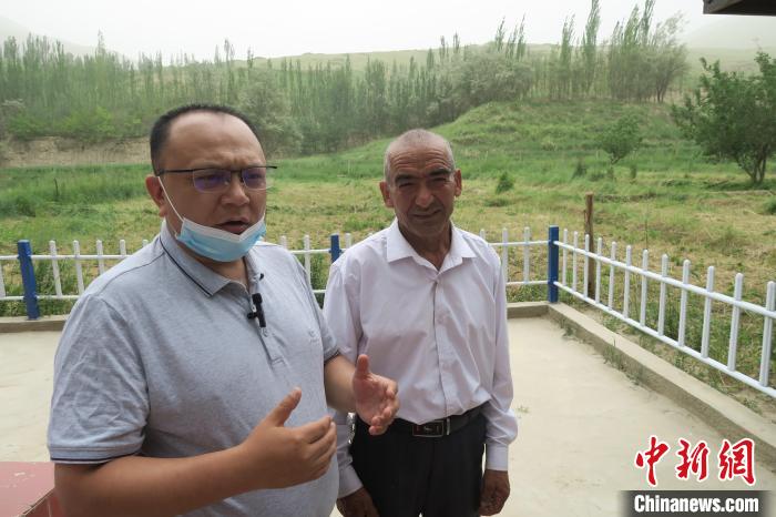 圖右為普魯村當年迎接進藏先遣連入村的見證者后代西日普·依布地。　楊程晨 攝