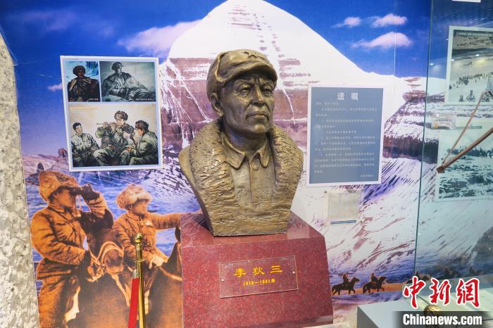 圖為南疆軍區(qū)某合成團1連榮譽室，雕像是進藏先遣英雄連總指揮李狄三?！畛坛?攝