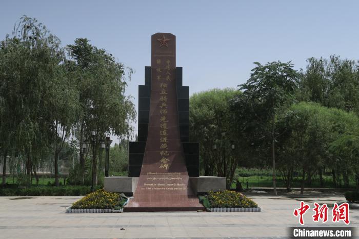 圖為位于于田縣中心的中國人民解放軍獨立騎兵師先遣連進藏紀念碑?！畛坛?攝