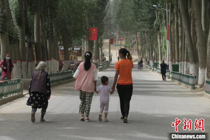 圖為進藏先遣英雄連誓師地原址所在的新疆維吾爾自治區(qū)和田地區(qū)于田縣普魯村現(xiàn)貌?！畛坛?攝