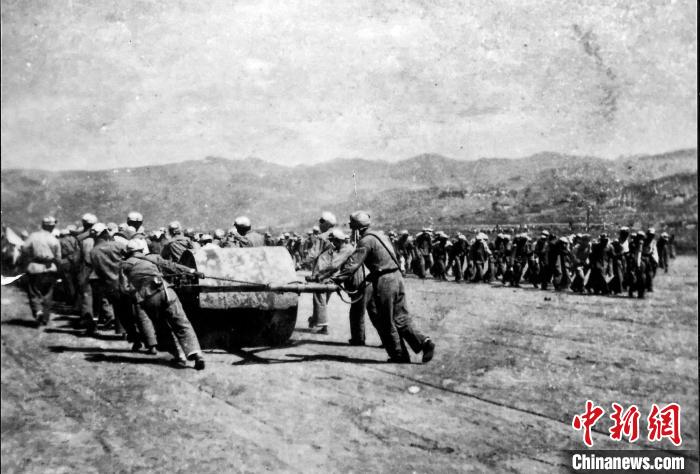 十八軍戰(zhàn)士修建機(jī)場(chǎng)跑道。(歷史圖片由十八軍后代張小康提供，劉炳科翻拍)