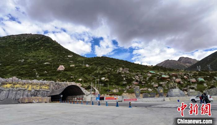 已建成通車的雀兒山隧道?！⒅铱?攝