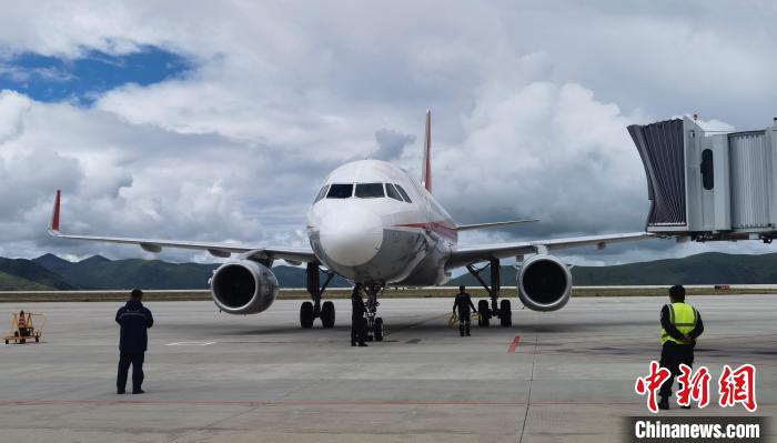 康定機(jī)場(chǎng)一架航班降落?！⒅铱?攝