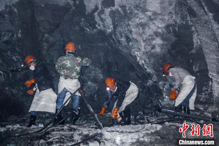 隧道開挖作業(yè)施工現(xiàn)場(chǎng)?！】蛋蛡髅焦﹫D