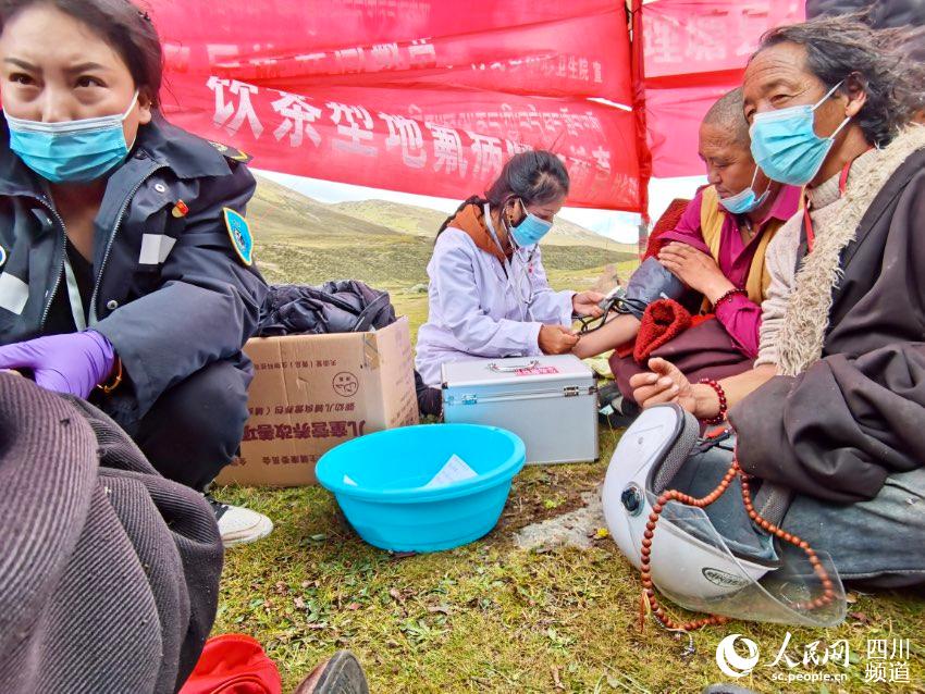 給牧民檢查身體。巴登攝