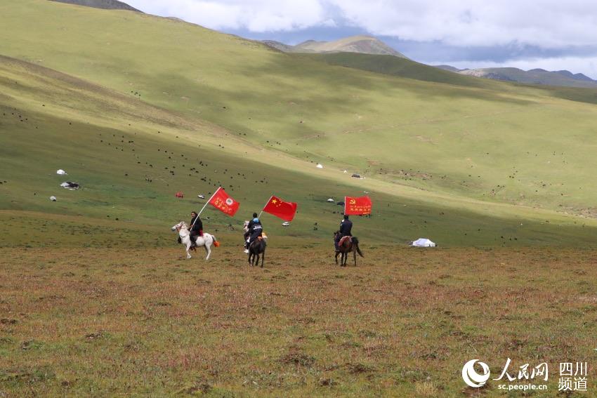 馬背宣講隊(duì)。巴登攝