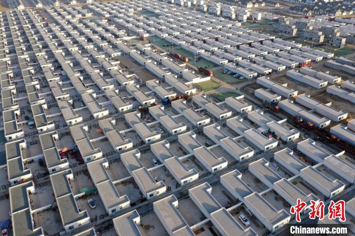 圖為蘭州新區(qū)移民安置區(qū)。　丁凱 攝