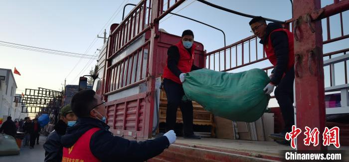 圖為志愿者幫忙搬運家具等物資?！∥航ㄜ?攝