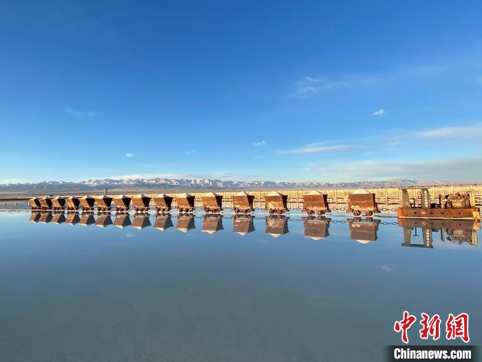 圖為小火車倒影在湖中，湖面如圖明鏡一般。　馬翔 攝