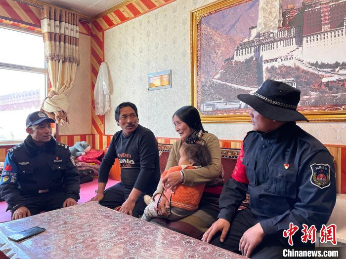 圖為派出所民警和義警入戶了解情況?！∑罾C娟 攝