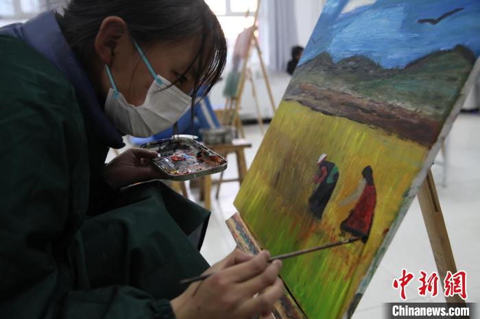 圖為學(xué)生跟著老師學(xué)習(xí)繪畫?！『F龍 攝