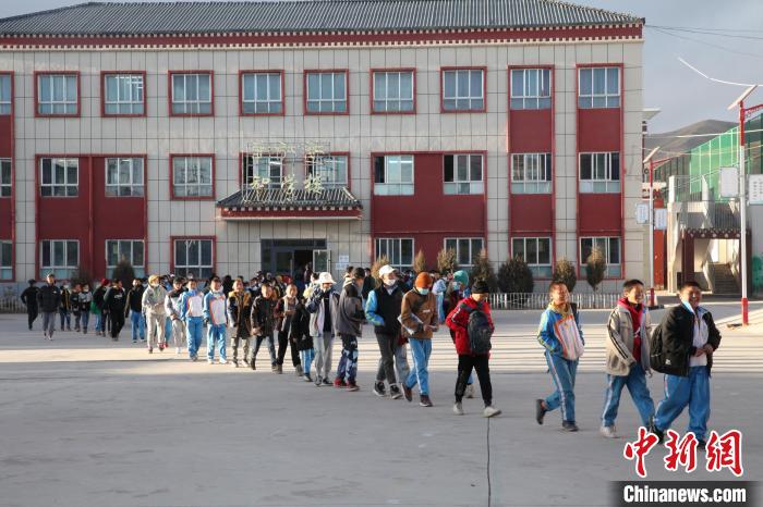 圖為瑪沁縣第一民族中學(xué)?！『F龍 攝