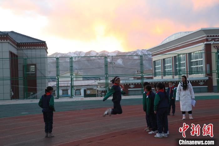 圖為學(xué)生們開(kāi)展社團(tuán)活動(dòng)?！『F龍 攝