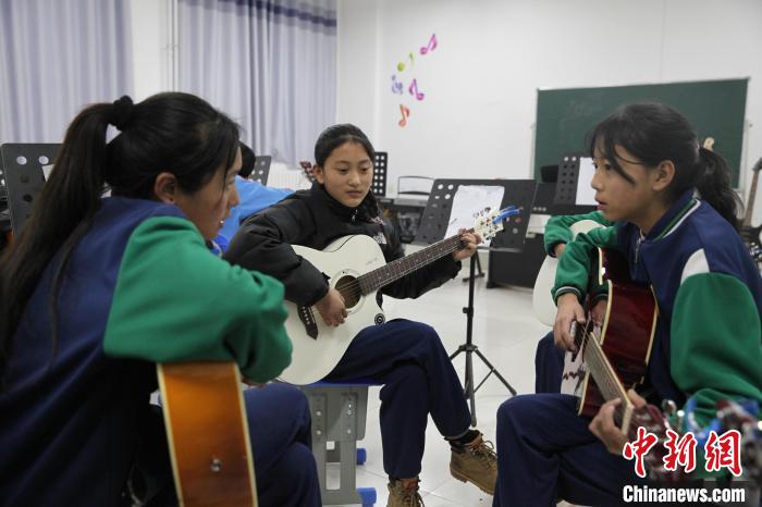 青?，斍撸簻p負(fù)不減質(zhì)“均衡發(fā)展”是教育關(guān)鍵詞