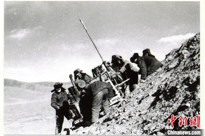 中鐵西北院科技工作者肩挑手扛運(yùn)送地質(zhì)鉆機(jī)。(資料圖) 中鐵西北科學(xué)研究院供圖