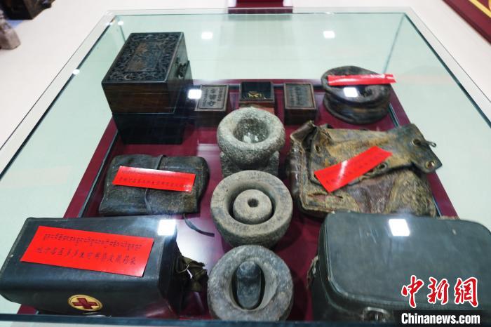 圖為藏醫(yī)傳統(tǒng)制藥石鍋石槽?！●R銘言 攝