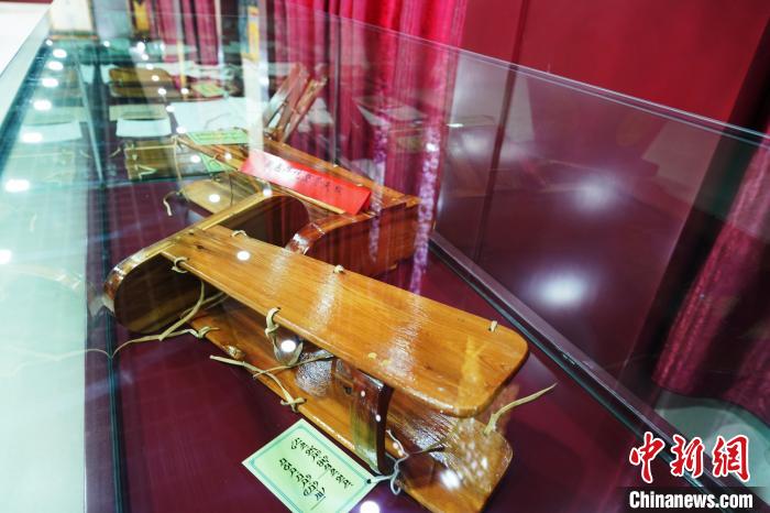 圖為藏醫(yī)外治骨科夾板?！●R銘言 攝