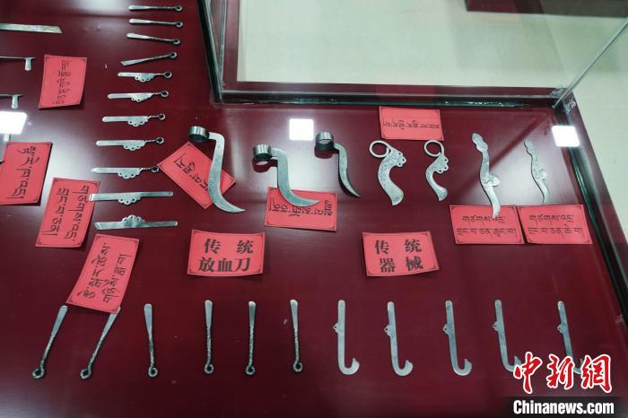圖為藏醫(yī)古傳統(tǒng)醫(yī)療器械?！●R銘言 攝