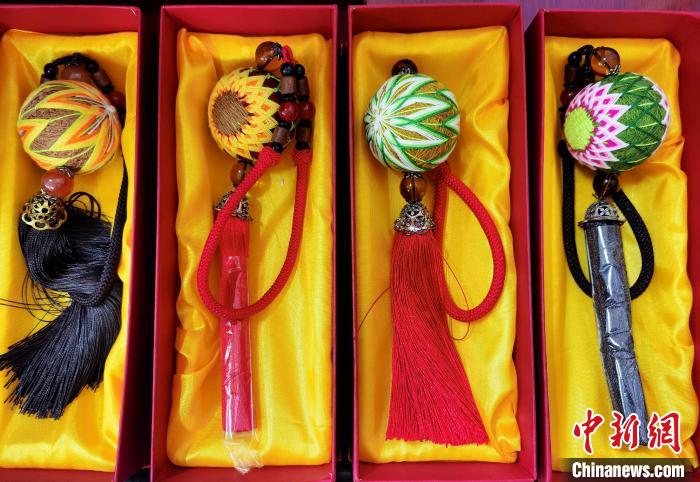 圖為藏繡手工藝品。　祁增蓓 攝