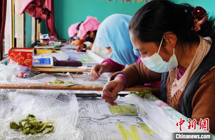 圖為繡娘正在進行刺繡?！●R銘言 攝
