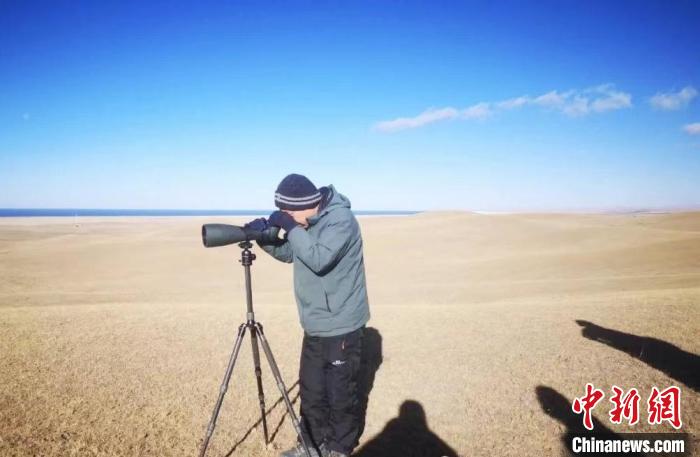 圖為工作人員正在進(jìn)行監(jiān)測(cè)。　青海湖景區(qū)保護(hù)利用管理局供圖