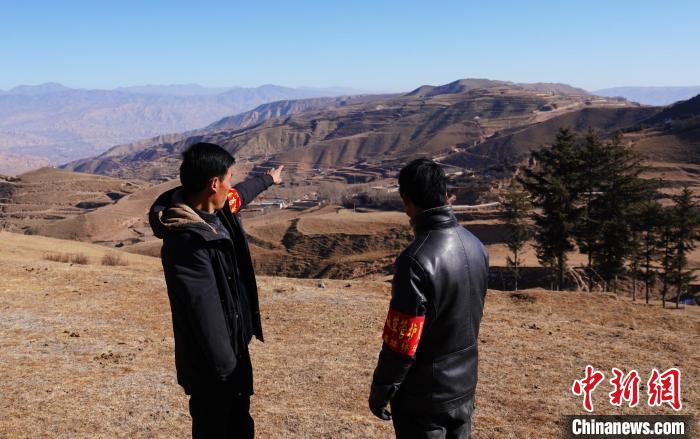 圖為桑杰加(左)和同事望向遠(yuǎn)方。　馬銘言 攝