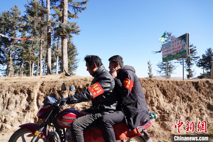 圖為同事騎摩托車載著桑杰加(后)前往林場?！●R銘言 攝