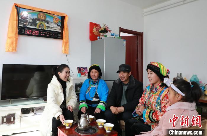 新家是兩層小樓房，一樓布置得充滿現(xiàn)代感，喝著藏式奶茶，一家人聊著今年春節(jié)怎么過?！《∷?攝