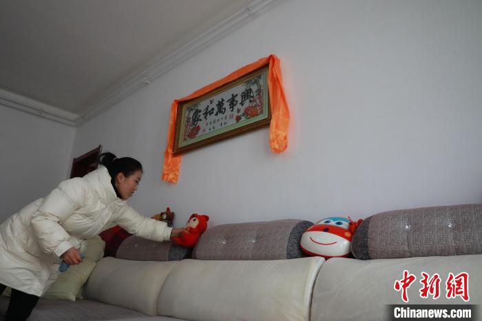 27日，春節(jié)將至，楊周馬草打掃房屋，拆洗沙發(fā)靠墊等。　丁思 攝