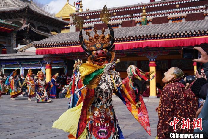 圖為塔爾寺僧侶進(jìn)行“跳欠”儀式?！●R銘言 攝