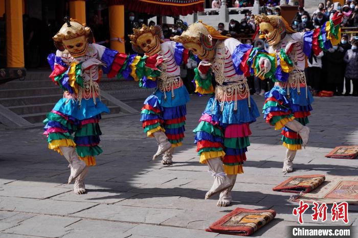 圖為塔爾寺僧侶進(jìn)行“跳欠”儀式?！●R銘言 攝