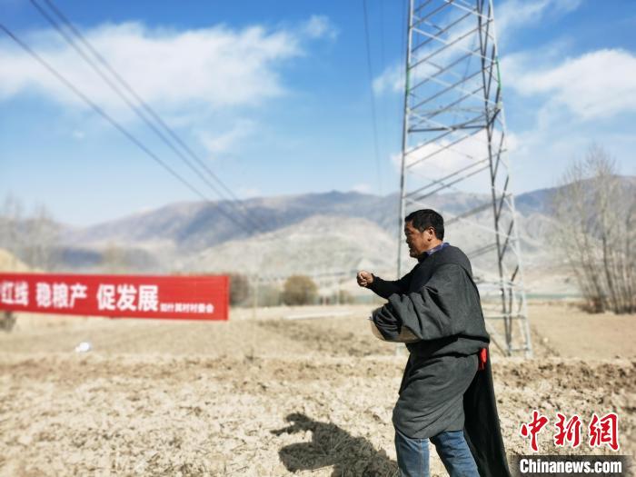 圖為藏族民眾撒種、施肥?！?zhí)砀?攝