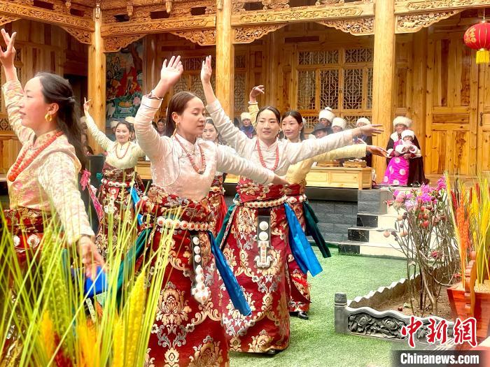 圖為藏族女性載歌載舞。　李玉峰 攝