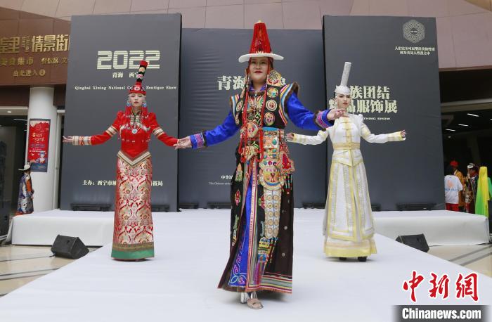 圖為模特展示蒙古族服飾?！●R銘言 攝