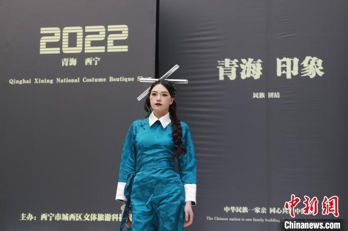 圖為模特展示少數(shù)民族服飾?！●R銘言 攝